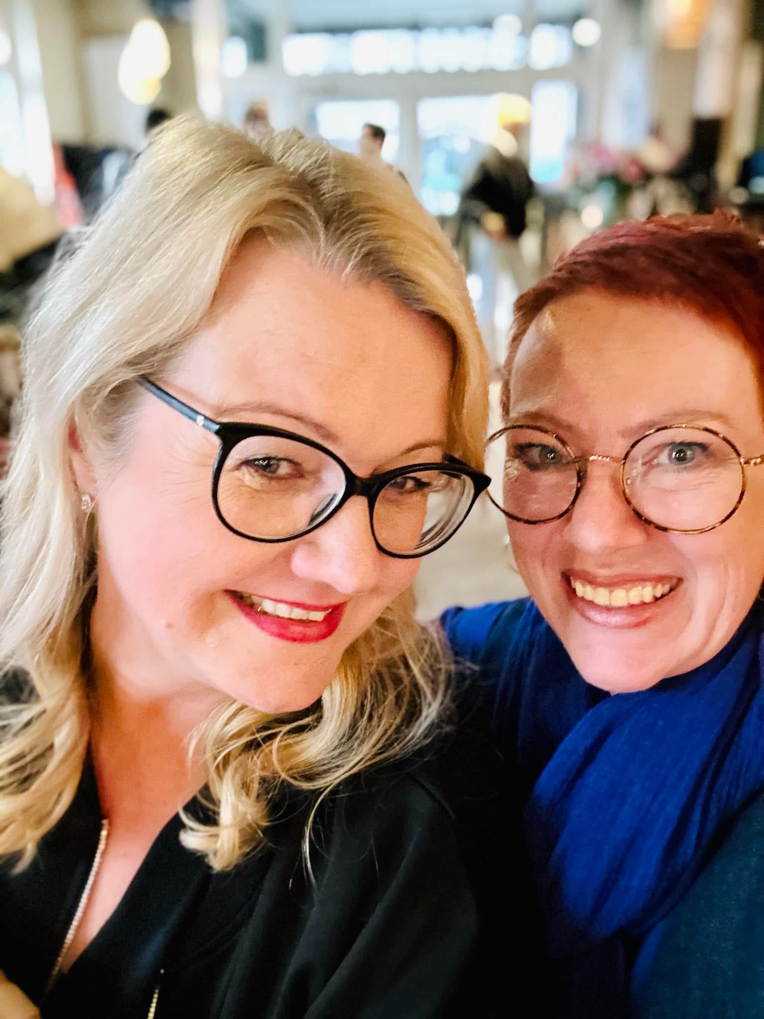 Manuela mit einer Frau mit schwarzer Brille