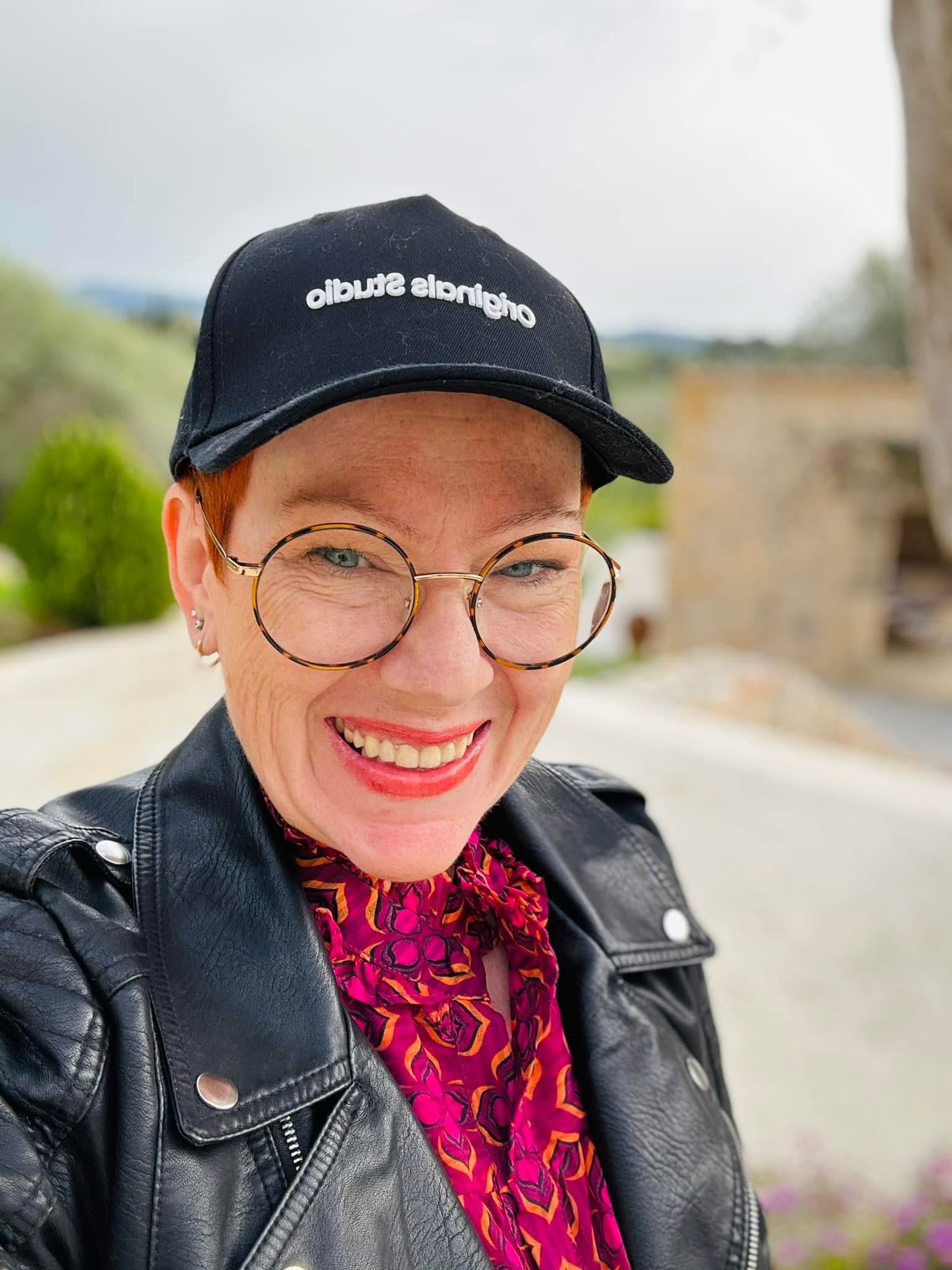 Manuela mit schwarzer Kappe und Lederjacke