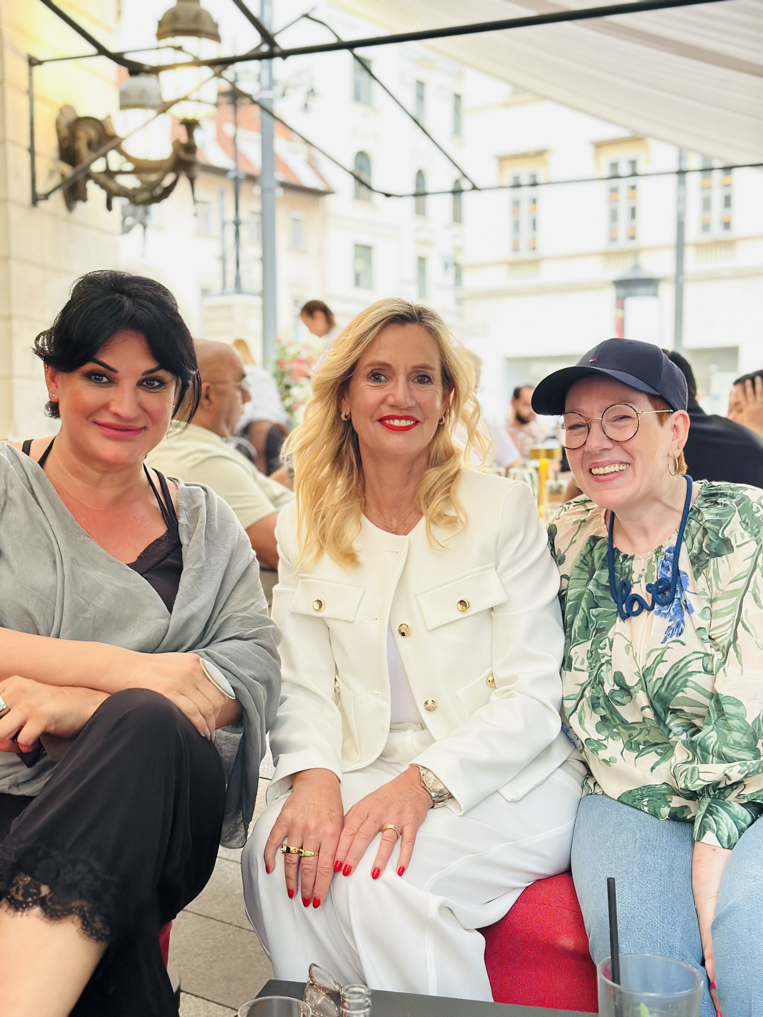 Manuela mit zwei Frauen an einem Café-Tisch