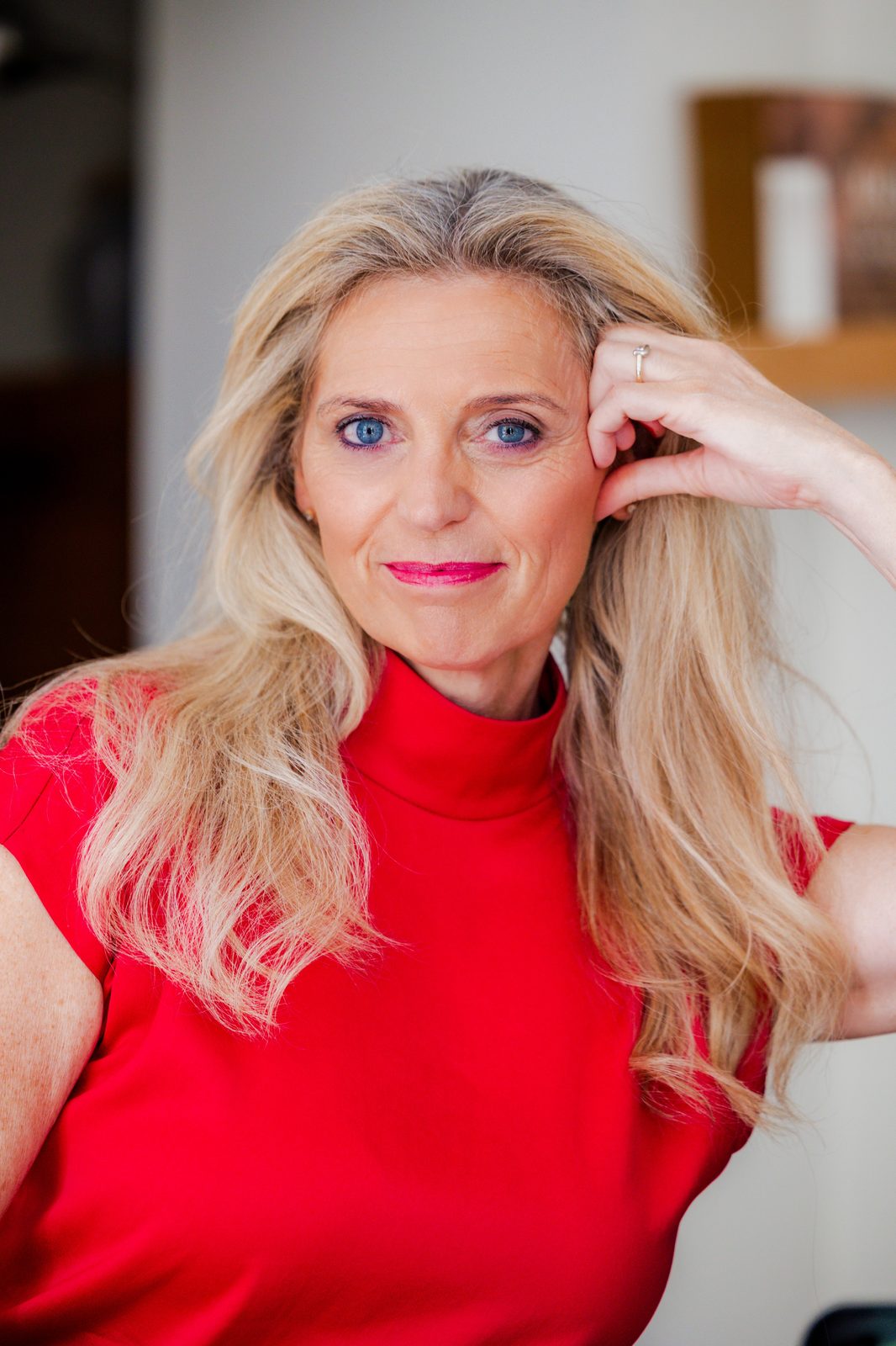 Businessportrait einer Unternehmerin im roten Kleid