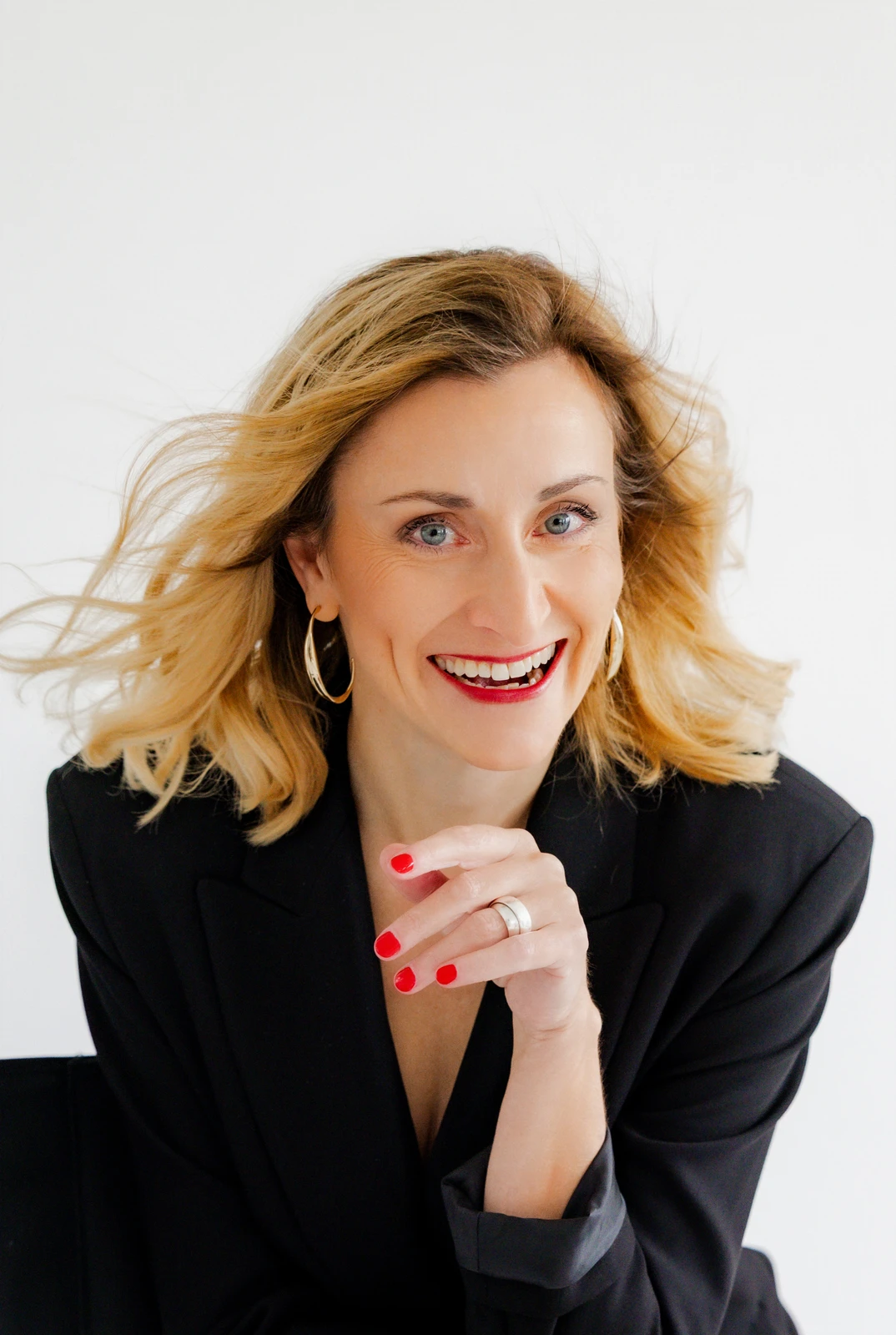 Lachendes Businessportrait im schwarzen Blazer Lachendes Businessportrait von Jacqueline Schürer im schwarzen Blazer vor hellem Hintergrund