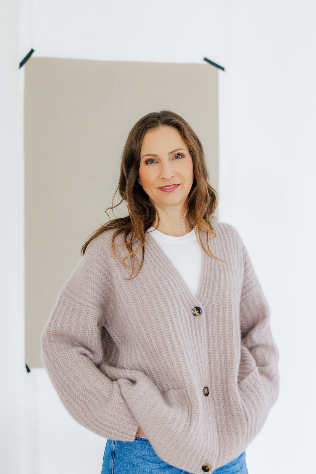 Portrait in heller Strickjacke Portrait einer Frau in einer hellen Strickjacke