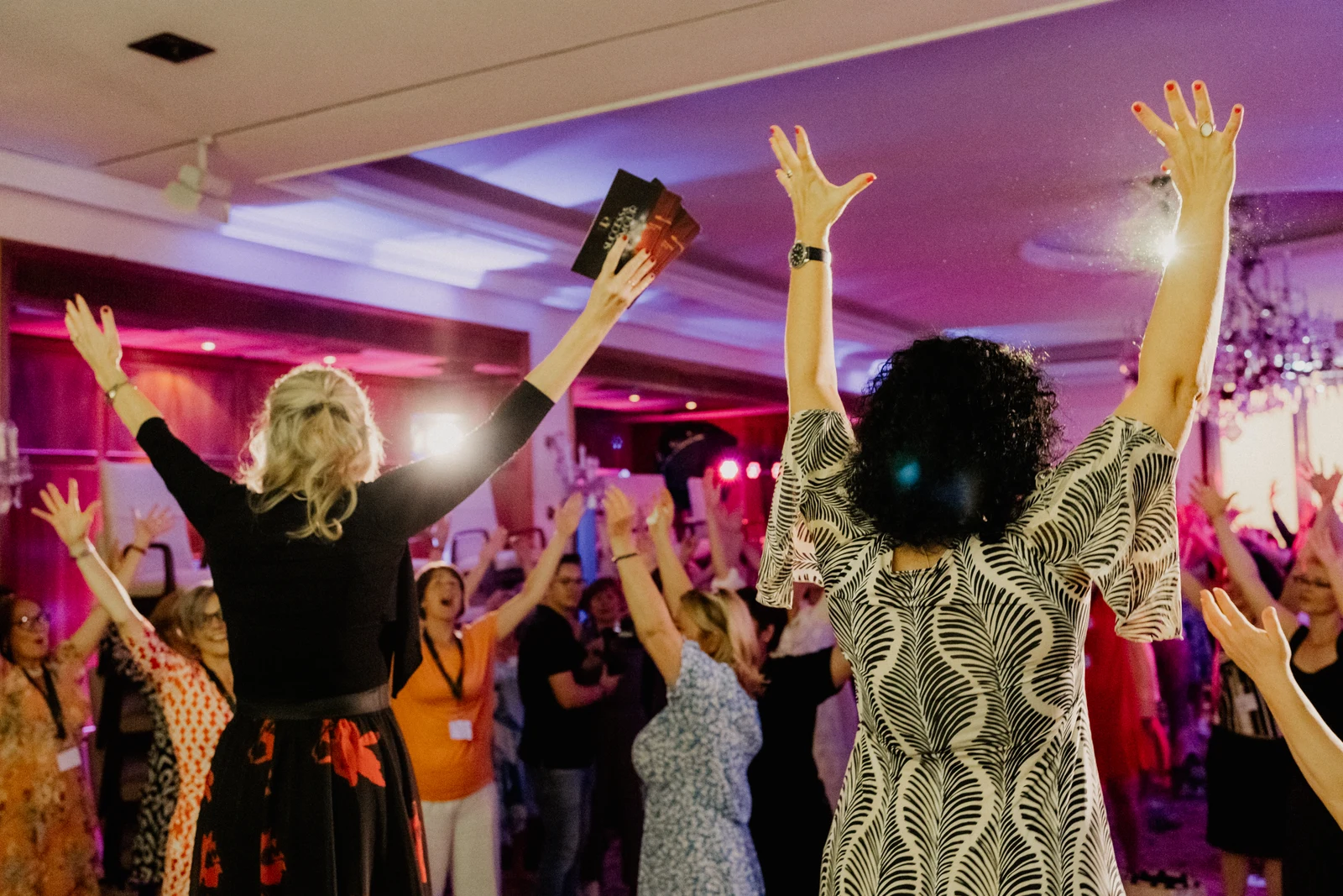 Gemeinsamer Jubel in Heidelberg Zwei Frauen mit erhobenen Armen vor jubelndem Publikum bei einem Event in Heidelberg