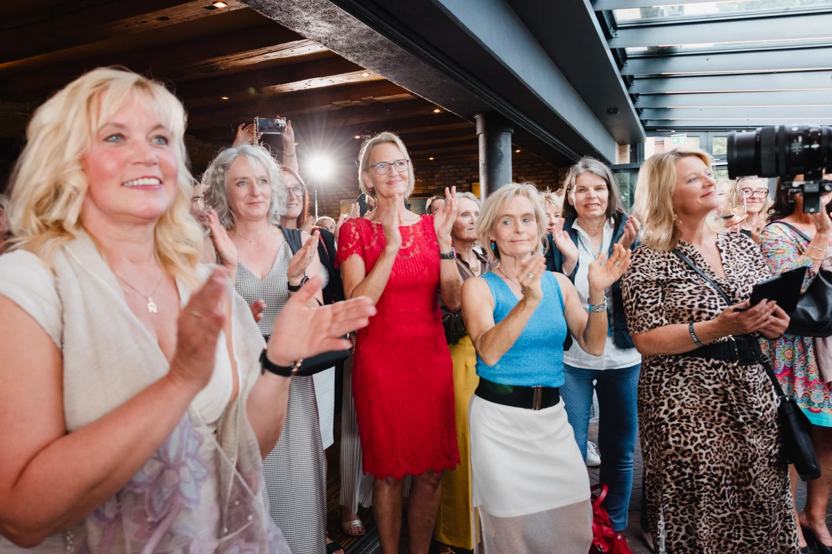 Applaus aus dem Publikum Gruppe von Frauen applaudiert bei einer Veranstaltung