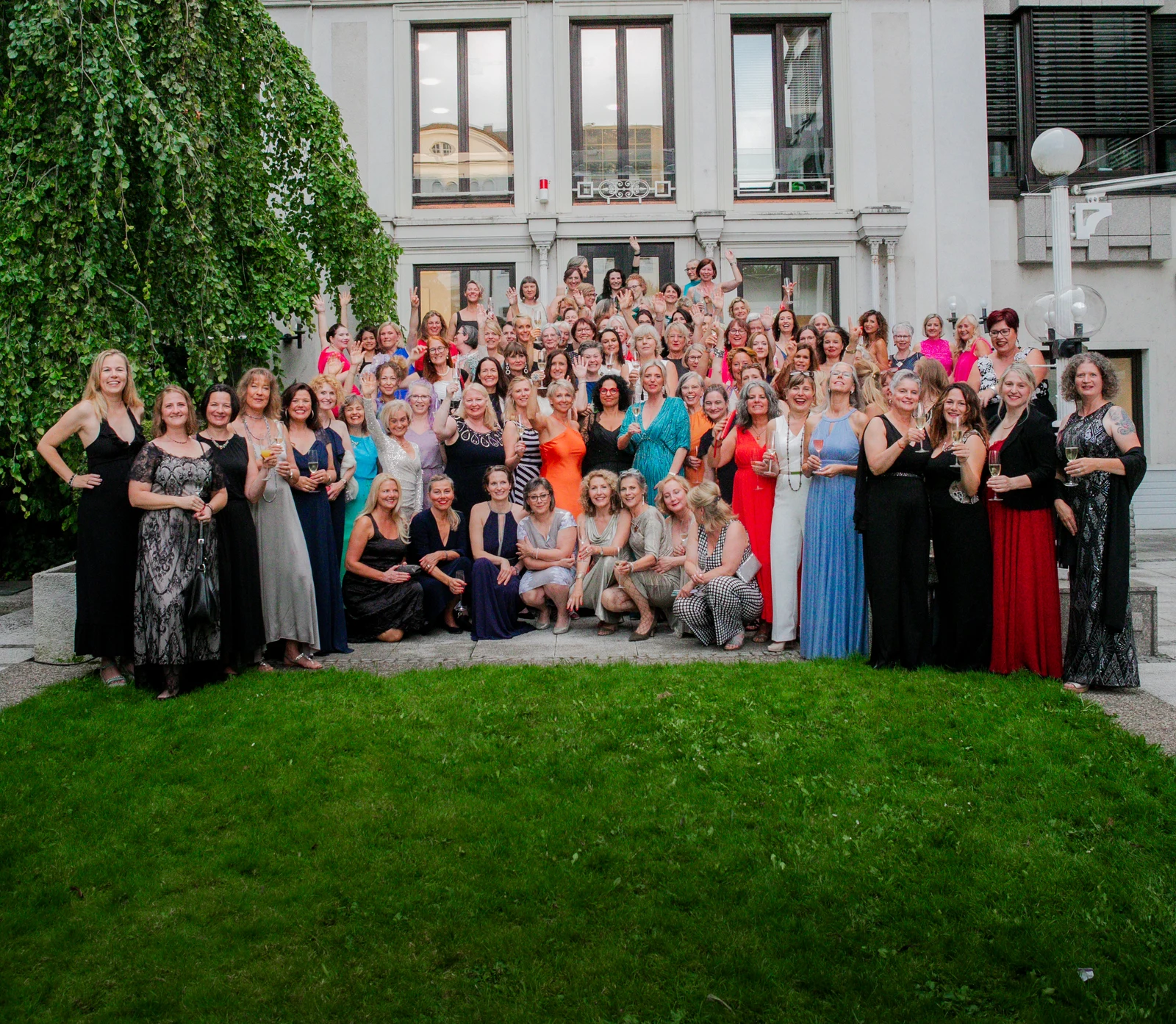 Frauengruppe in Heidelberg Große Gruppe von Frauen steht gemeinsam vor einem Gebäude in Heidelberg