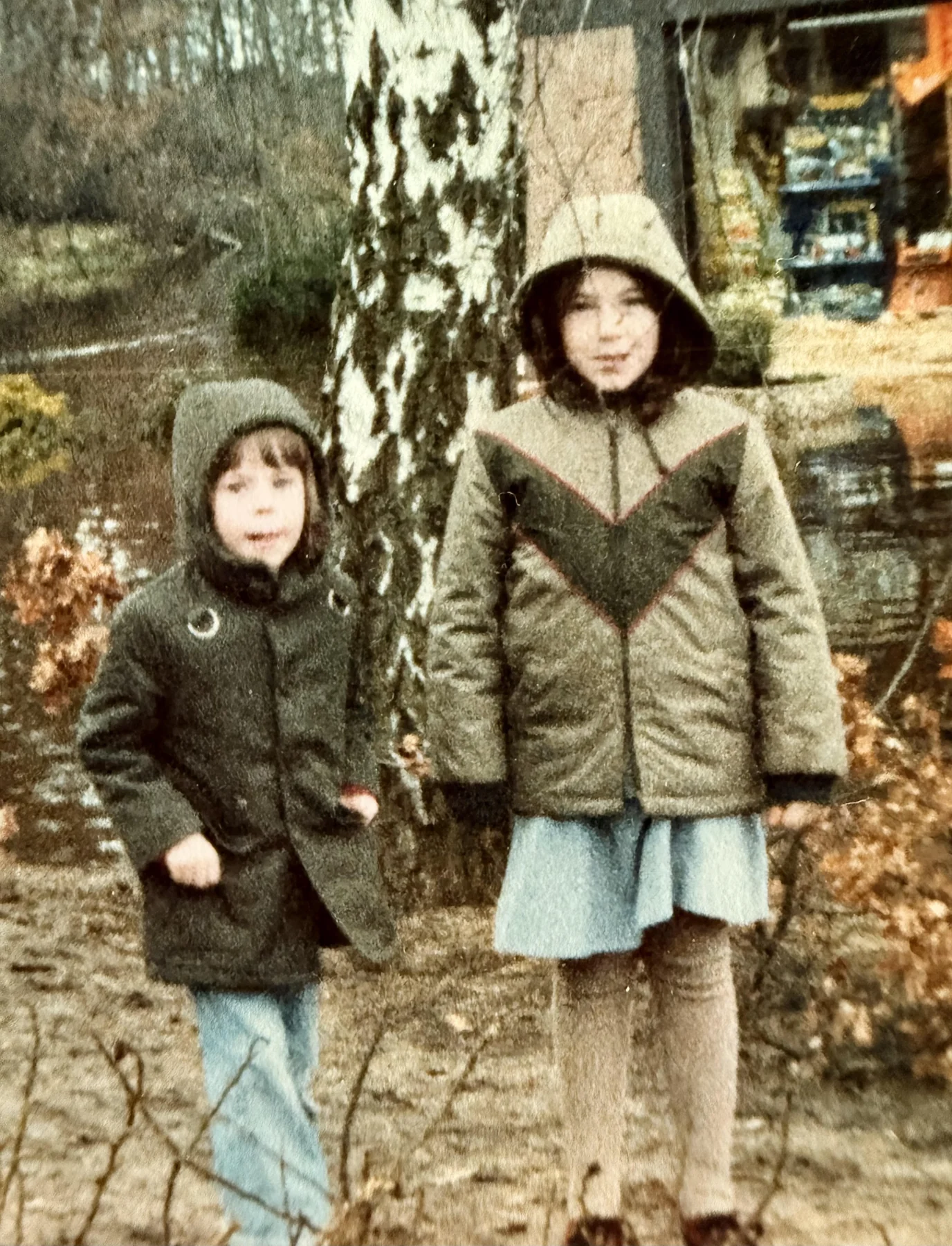 Manuela als Kind mit einem Geschwisterkind im Wald