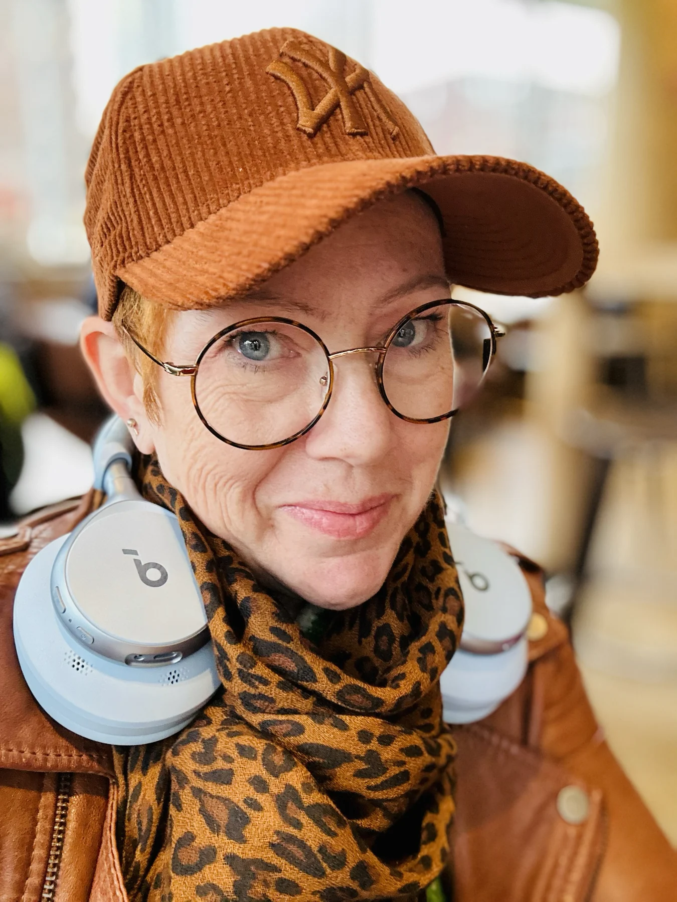 Manuela mit orangefarbener Kappe und Kopfhörern