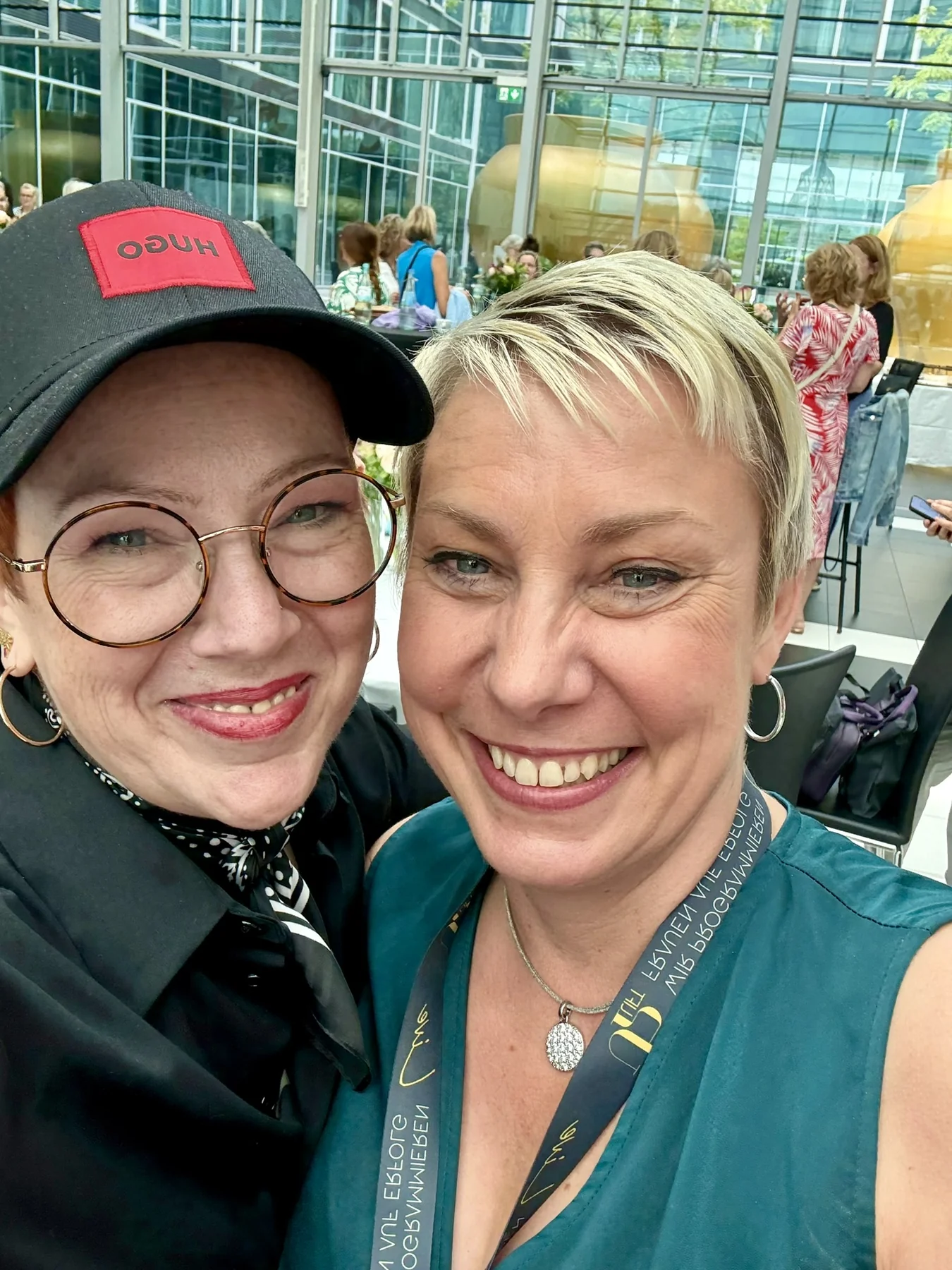 Manuela und eine Frau im grünen Oberteil bei einem Selfie