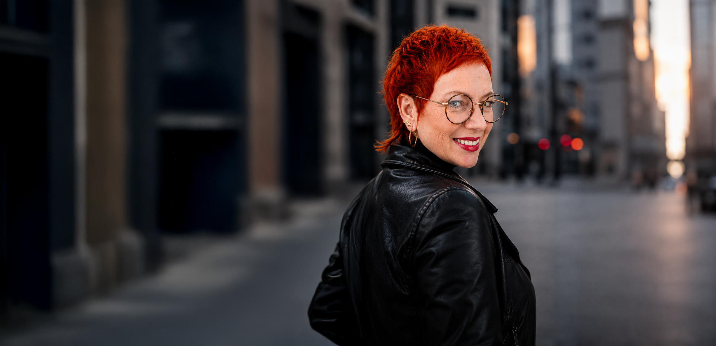 Manuela Engelking auf einer Straße in der Stadt