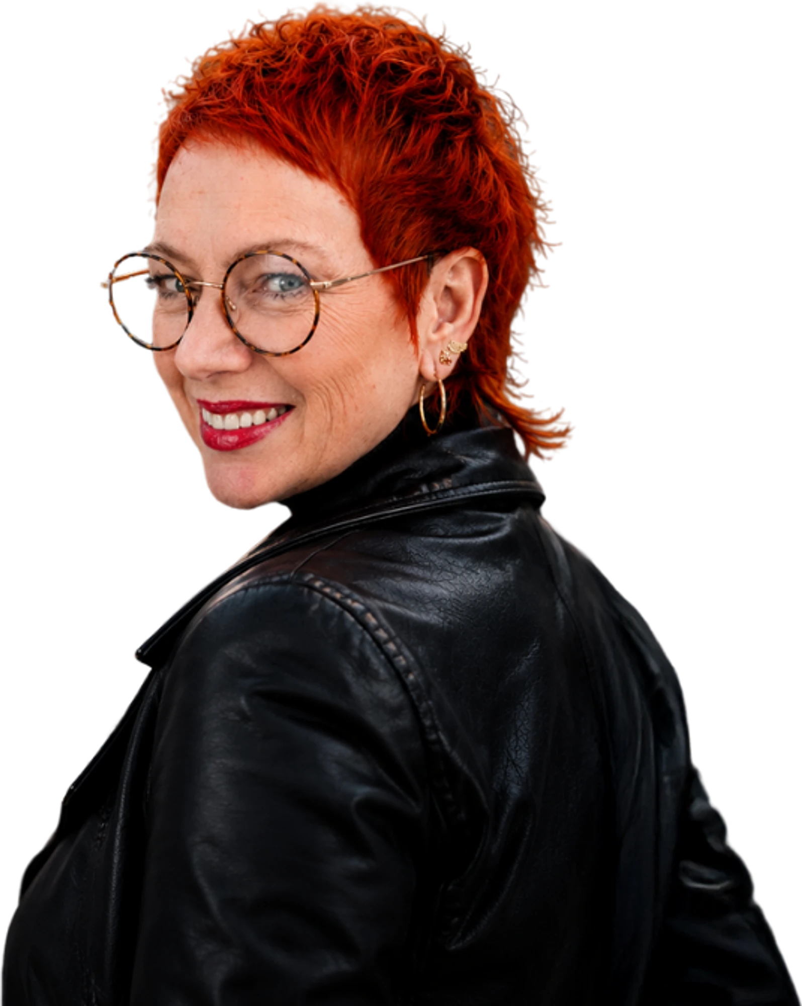 KI-generiertes Visual von Manuela Engelking mit leuchtend roten Haaren und schwarzer Lederjacke